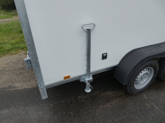 Udlejning køletrailer mellem model med støtteben